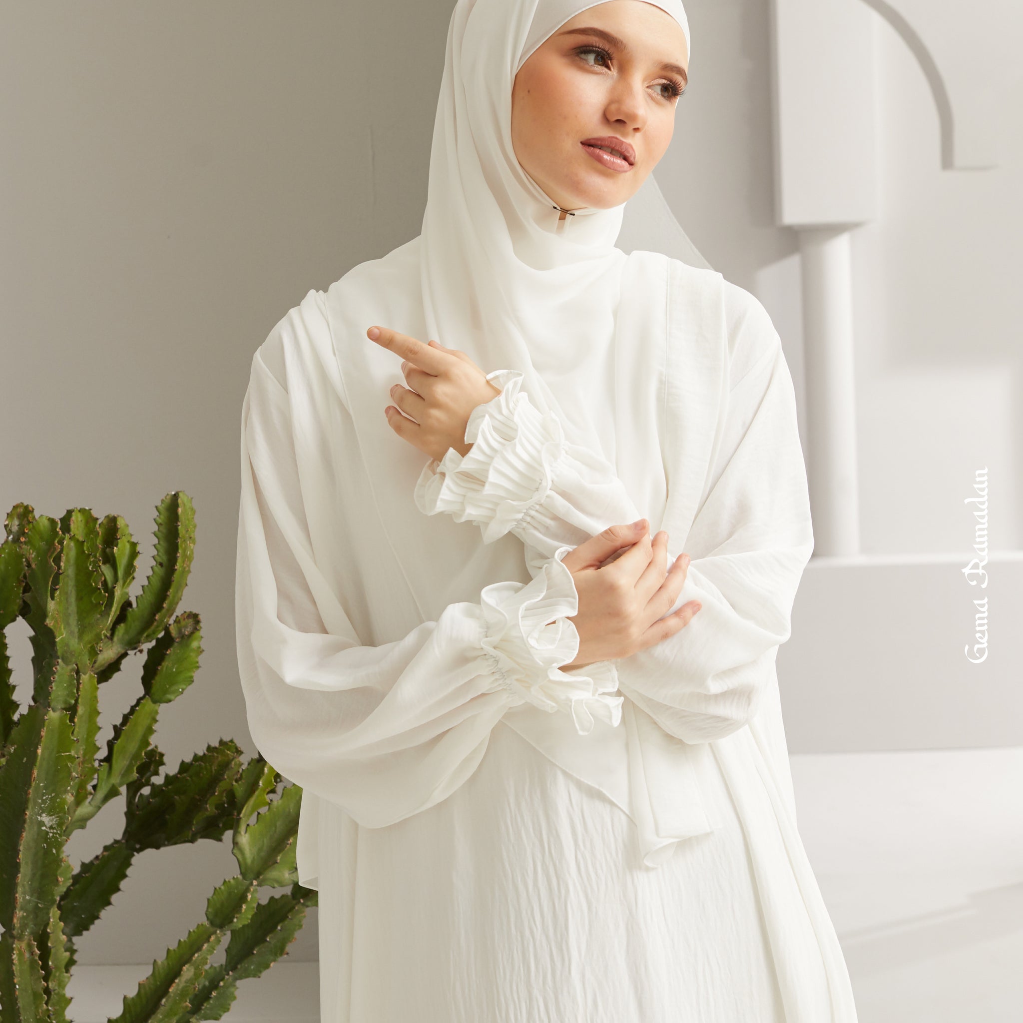 Marwa Abaya in Off White