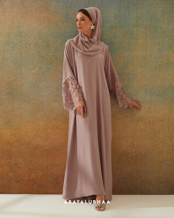 Eshaal Abaya in Baby Pink